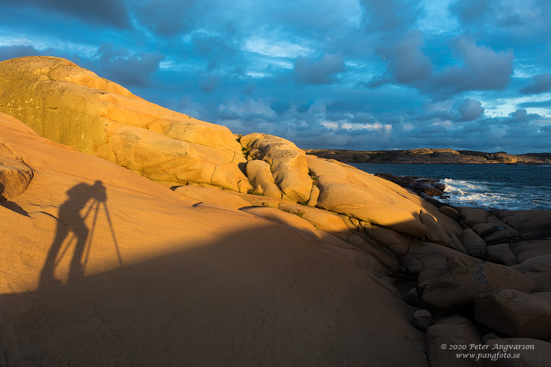 Självporträtt av skugga på klippa. Selfie on a shadow on a cliff.